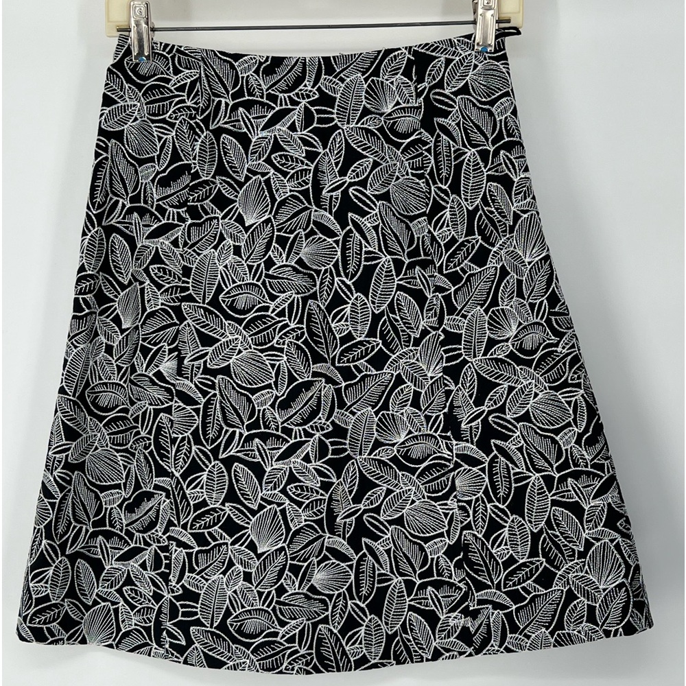 TALBOTS PETITES BLACK & WHITE FLORAL SKIRT LEFT SIDE ZIPPER FULLY LINED